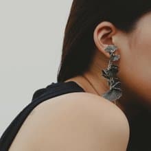 Six star 耳環/素黑款 樹脂 耳夾 夾式耳環 花 925銀 婚禮飾品