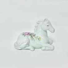 手描きの花の、馬のフィギュリン
