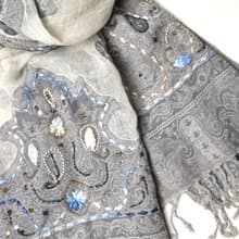 【精品禮盒】釘珠喀什米爾水煮羊毛刺繡圍巾披肩拼透紗藍寶石灰白
