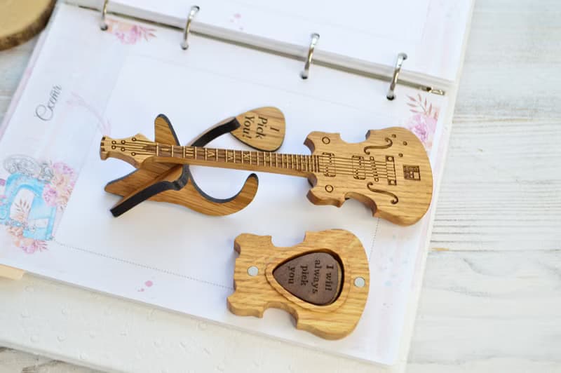 Box for guitar picks, personalized guitar pick holder, wooden engraved casket