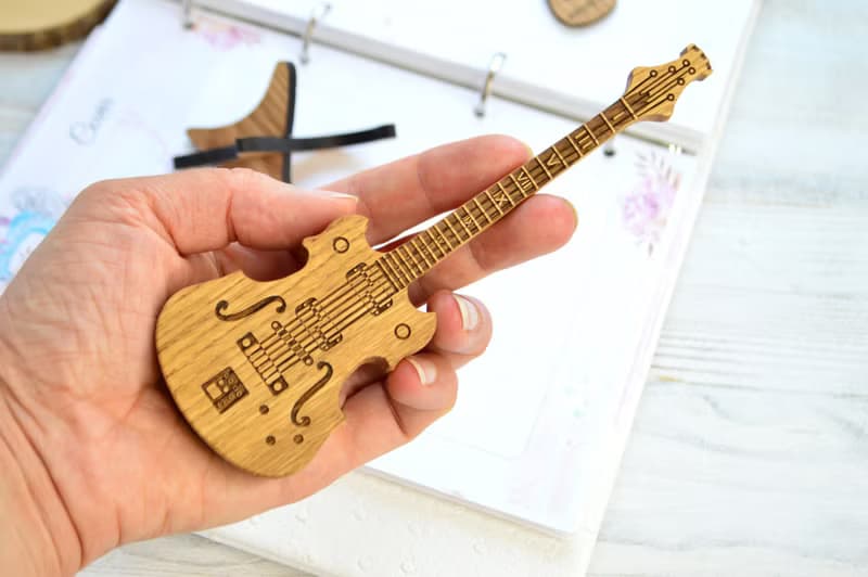 Box for guitar picks, personalized guitar pick holder, wooden engraved casket