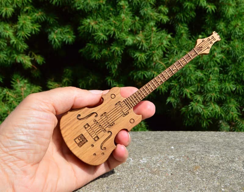 Box for guitar picks, personalized guitar pick holder, wooden engraved casket