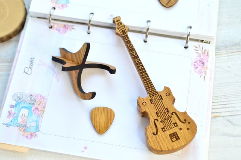 Box for guitar picks, personalized guitar pick holder, wooden engraved casket