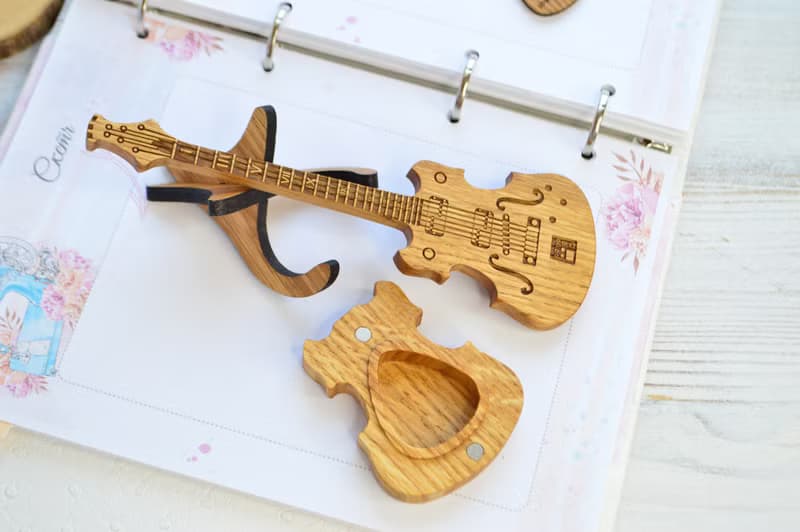 Box for guitar picks, personalized guitar pick holder, wooden engraved casket