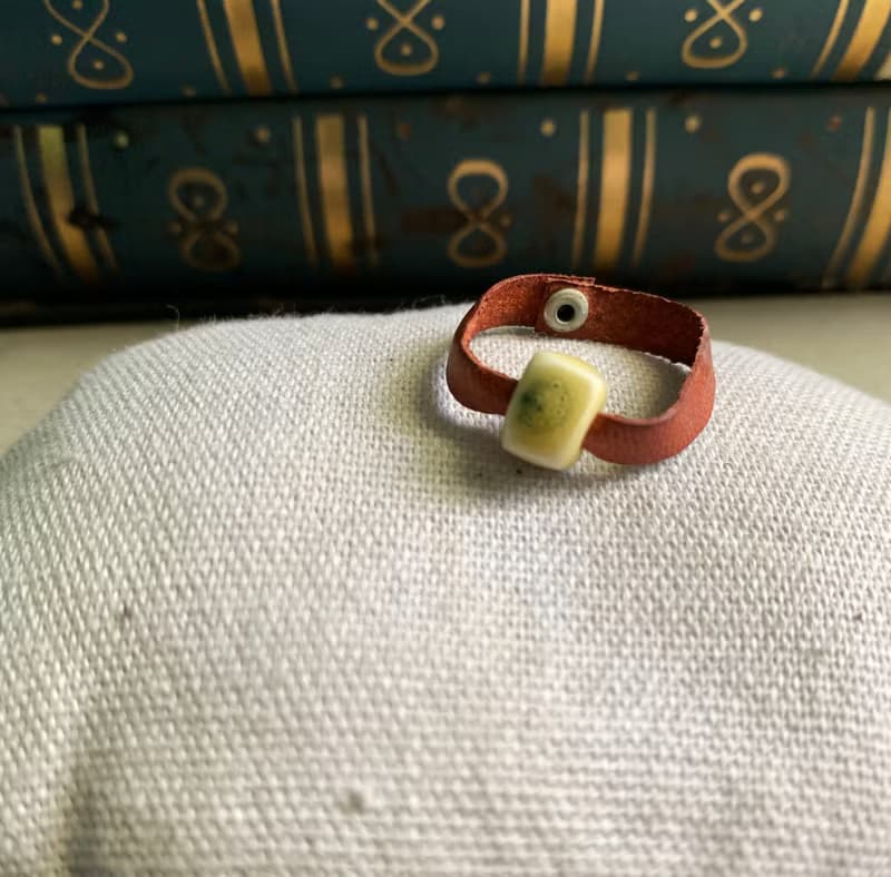 戒指 日本白瓷 自然釉色 無限看不膩色調 真皮革 字母系列