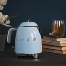 【SMEG】義大利復古0.8L迷你電熱水壺-粉藍色