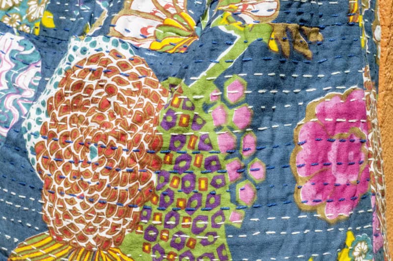 情人節 禮物 限量一件 天然棉布刺繡斜背包 / 背包 / 側背包 / 肩背包 / 旅行包 / 手縫紗麗布側背包 / 刺繡側背包 - 藍色繽紛花朵 + 紗麗布刺繡
