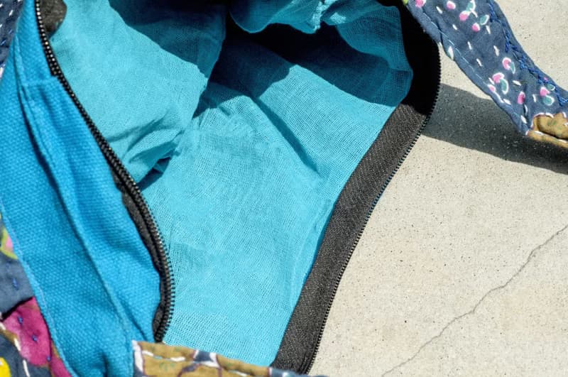 情人節 禮物 限量一件 天然棉布刺繡斜背包 / 背包 / 側背包 / 肩背包 / 旅行包 / 手縫紗麗布側背包 / 刺繡側背包 - 藍色繽紛花朵 + 紗麗布刺繡