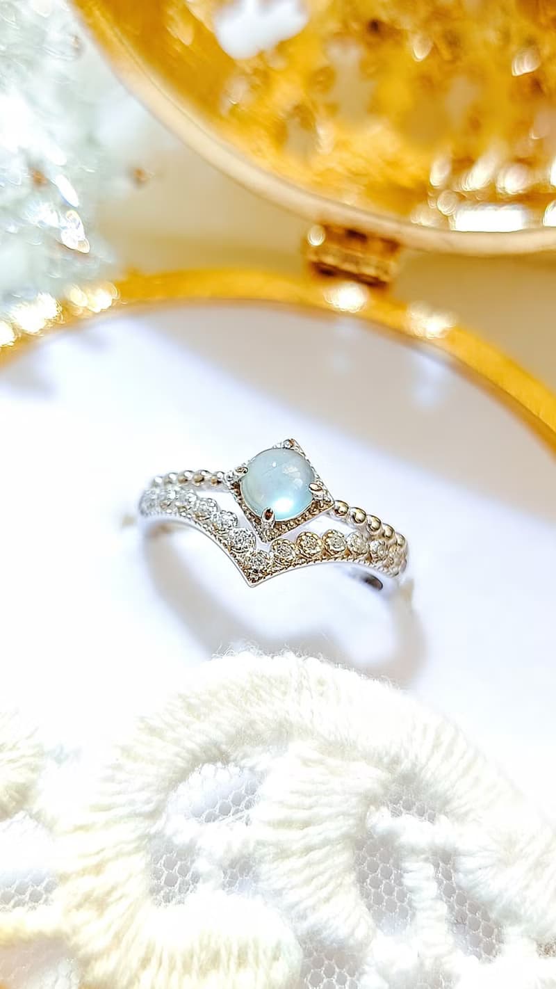 |招財女神戒|A貨翡翠高冰玻淡藍杠蛋面5mm純銀鍍18k蕾絲設計款戒
