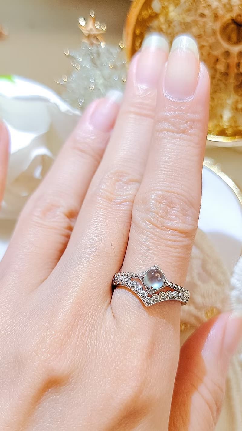 |招財女神戒|A貨翡翠高冰玻淡藍杠蛋面5mm純銀鍍18k蕾絲設計款戒