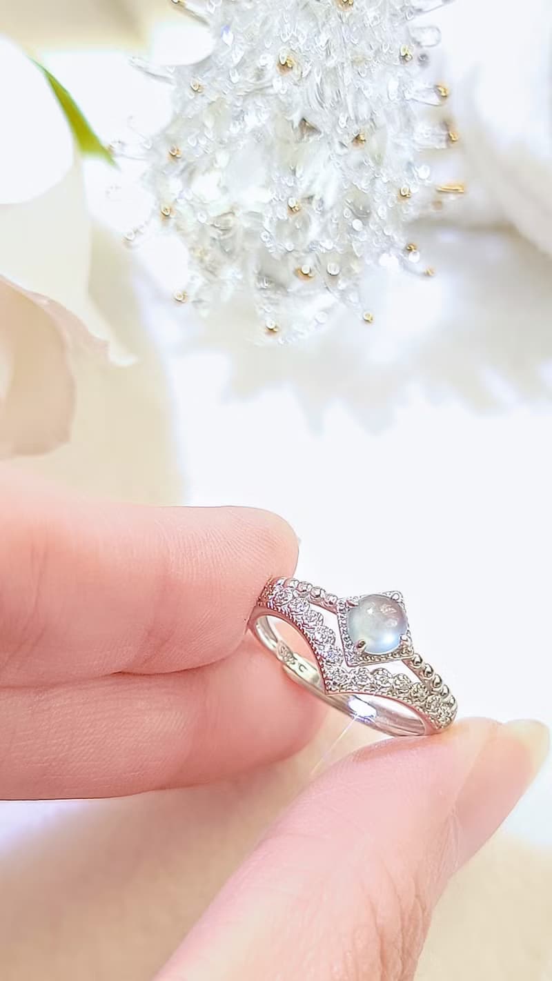 |招財女神戒|A貨翡翠高冰玻淡藍杠蛋面5mm純銀鍍18k蕾絲設計款戒