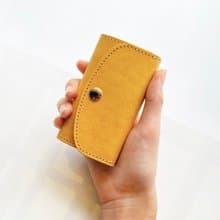 ミモザイエローのファスナーポケット付きキーケース　イタリアンレザー　MAYA使用　　名入れ可能　スマートキー収納可能