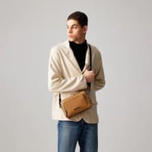 【滿3999送鑰匙圈】維克多-D 小型橫式斜背包-淺棕/BF512-03-CS