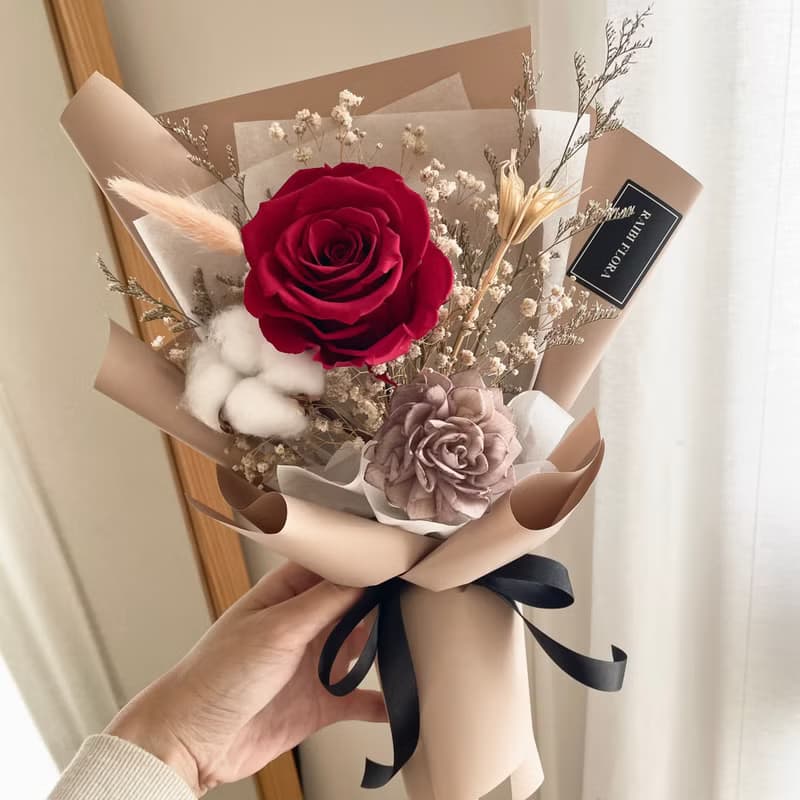 紅絲絨與黑珊瑚 ;黑玫瑰 永生厄瓜多玫瑰 乾燥花束 畢業 老師禮物