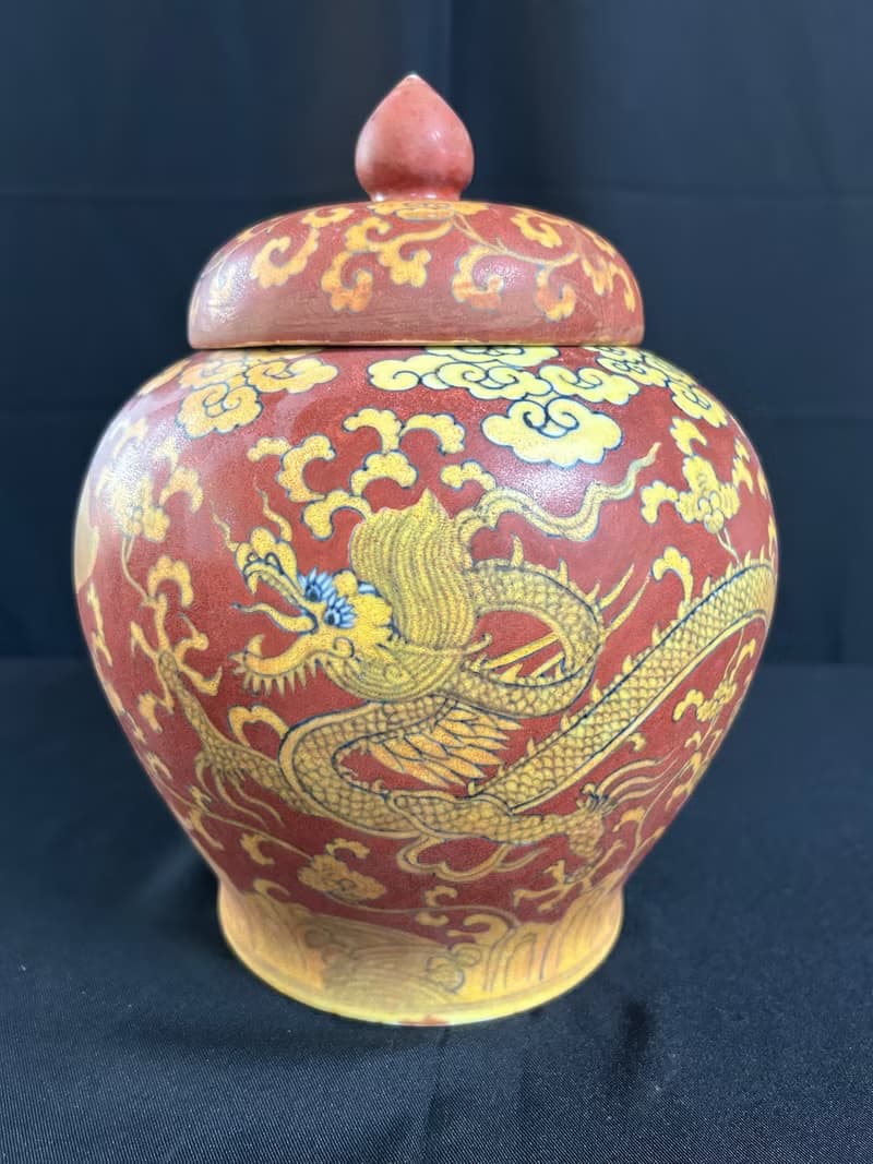 明 嘉靖 紅地黃彩雲龍紋蓋罐