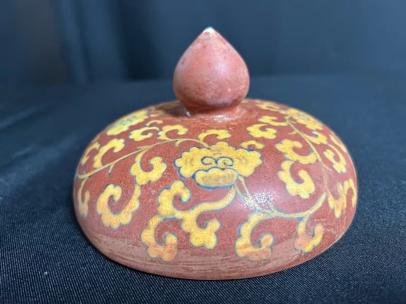 明 嘉靖 紅地黃彩雲龍紋蓋罐