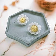 手鉤花耳夾。洋甘菊