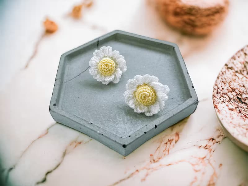 手鉤花耳夾。洋甘菊