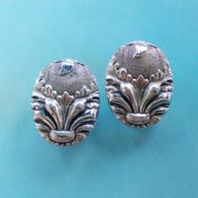 Vintage Jewelry 西洋古董飾品Whiting Davis 銀色調 徽 夾式耳環