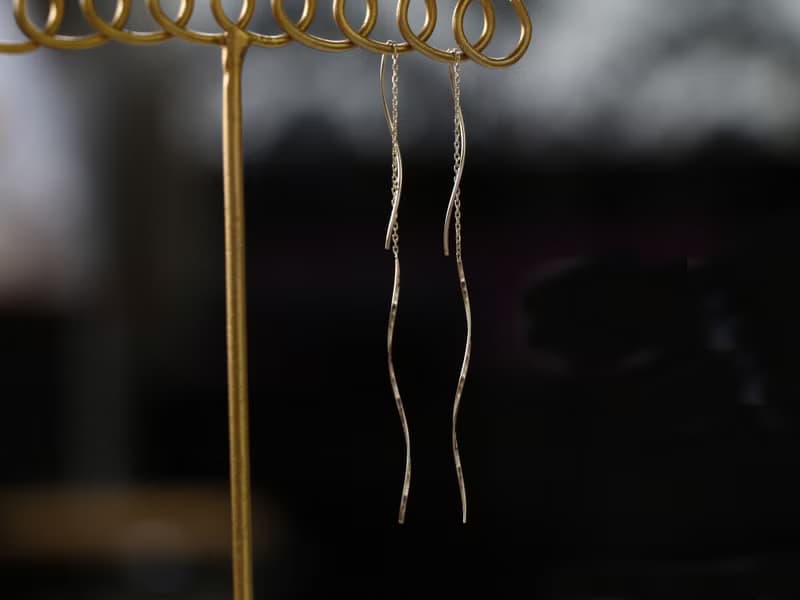 K10 yellow gold- solid gold nuance wave pierced earrings