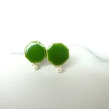 小さな六角 と小さな淡水パールの陶pierce  /earring ・萌黄色