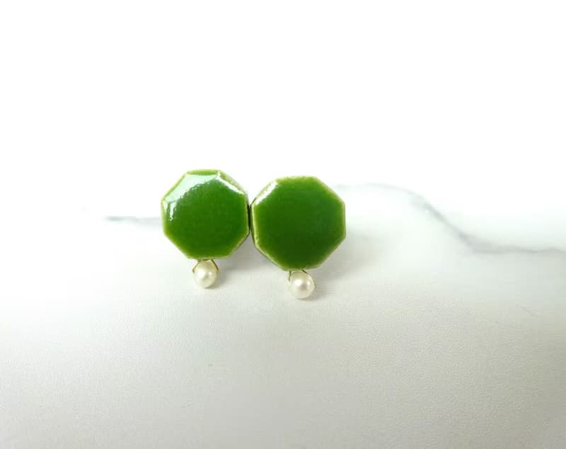 小さな六角 と小さな淡水パールの陶pierce  /earring ・萌黄色