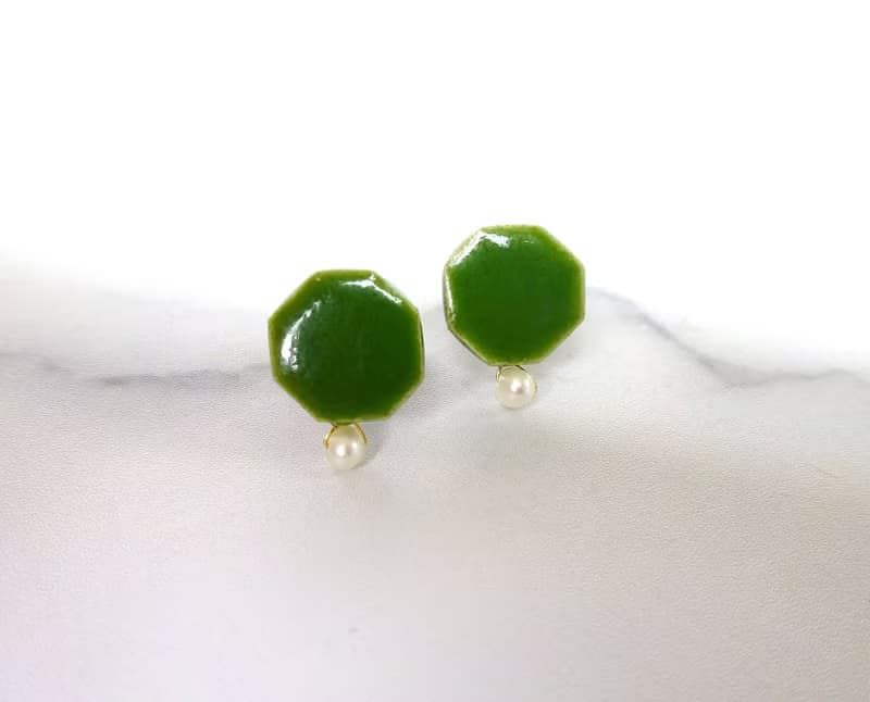小さな六角 と小さな淡水パールの陶pierce  /earring ・萌黄色
