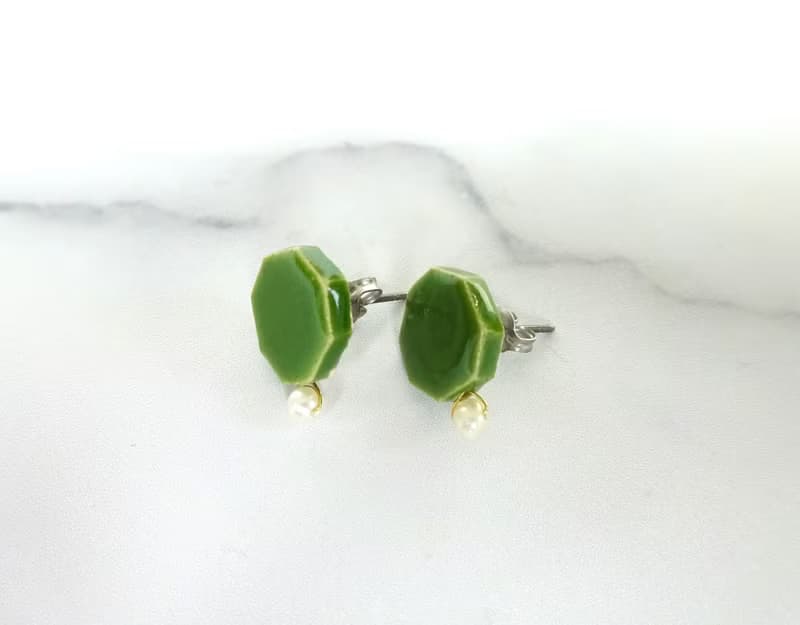 小さな六角 と小さな淡水パールの陶pierce  /earring ・萌黄色