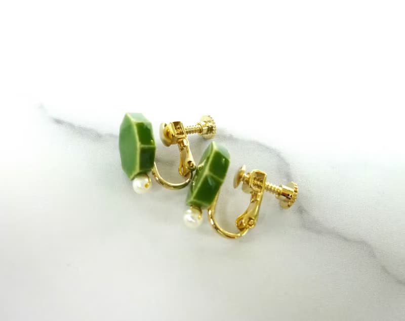 小さな六角 と小さな淡水パールの陶pierce  /earring ・萌黄色