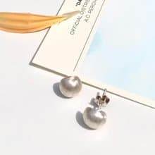 純銀高質感銀白光澤耳環 Silver one earrings
