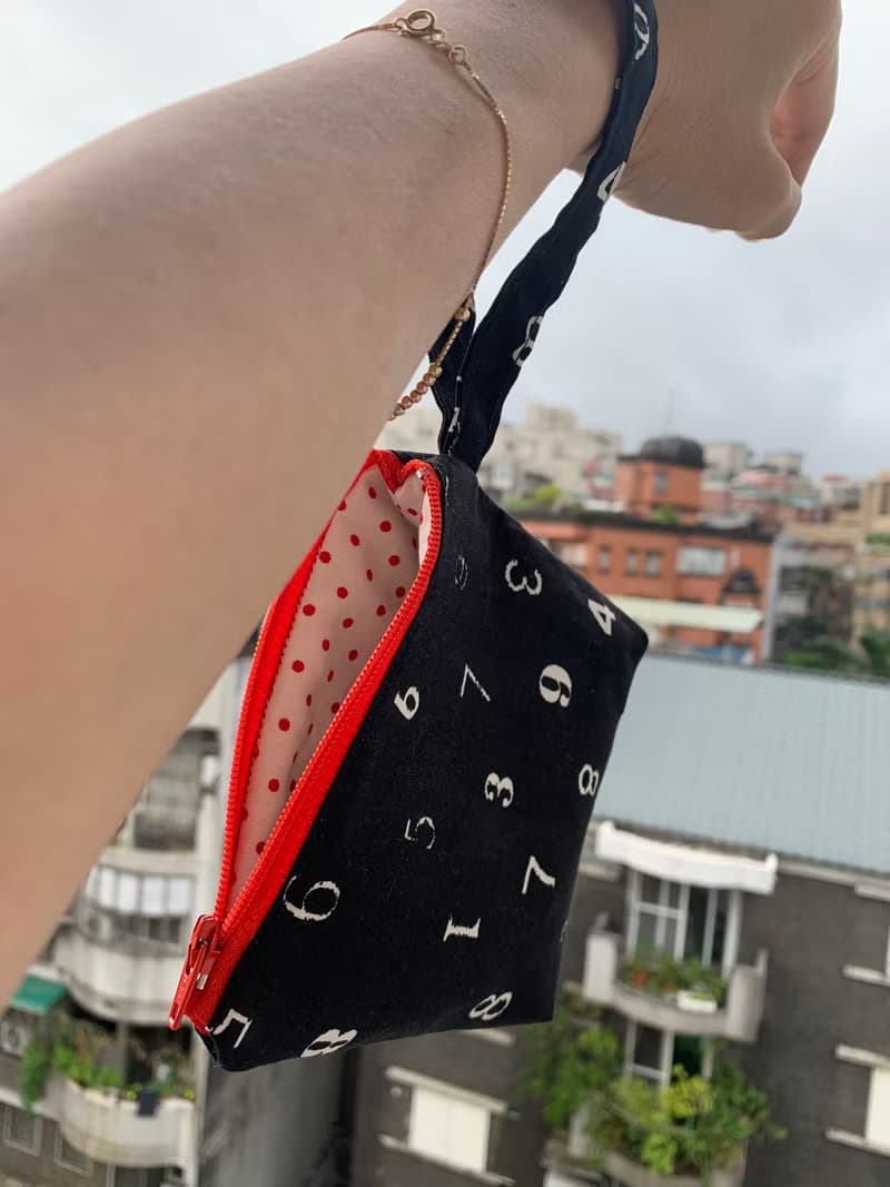 文青風隨身拉鍊小包 迷人數字 寶石藍 化妝包 零錢包 禮物 旅行