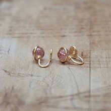 ll 6mm草莓晶 ll 金線框耳針 耳夾 / 一對 ER-00058