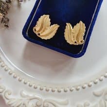 美國西洋古董飾品 /TRIFARI霧刷紋雙金葉夾式耳環/復古珠寶首飾
