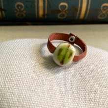 戒指 日本白瓷 自然釉色 無限看不膩色調 真皮革 藝術等級