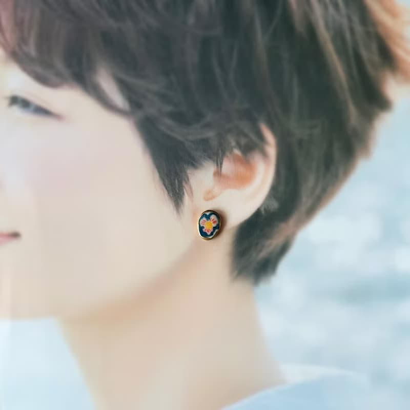 【再販】大輪 カラフル お花 陶器 金継ぎ ピアス イヤリング ノンホールピアス ネジバネ クリップ 花 個性的 個性派 ブルー 青 オレンジ 橙 イエロー 黄