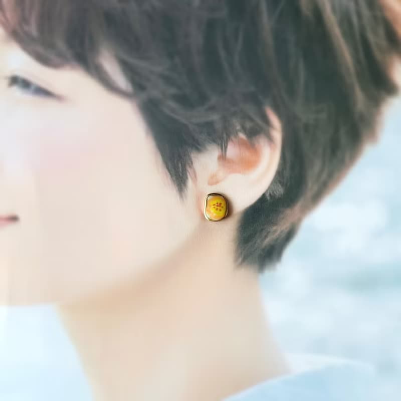 【再販】大輪 カラフル お花 陶器 金継ぎ ピアス イヤリング ノンホールピアス ネジバネ クリップ 花 個性的 個性派 ブルー 青 オレンジ 橙 イエロー 黄