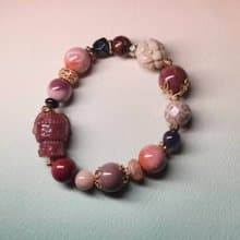 精雕芭絲特女神珊瑚玉設計款手串