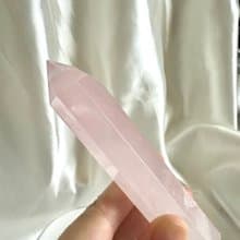 一圖一物│莫桑比克粉晶水晶柱 風水擺件 愛情桃花人緣 新年開運