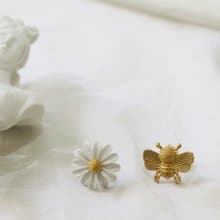 不對稱 蜜蜂小雛菊耳環