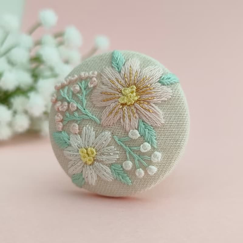 ふんわりパステルカラーのお花刺繍ブローチ
