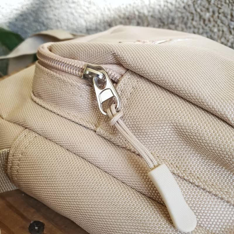 蔦咪啊 刺繡圖案中型防潑水尼龍包 斜背包 (卡其) / 柴犬 阿柴