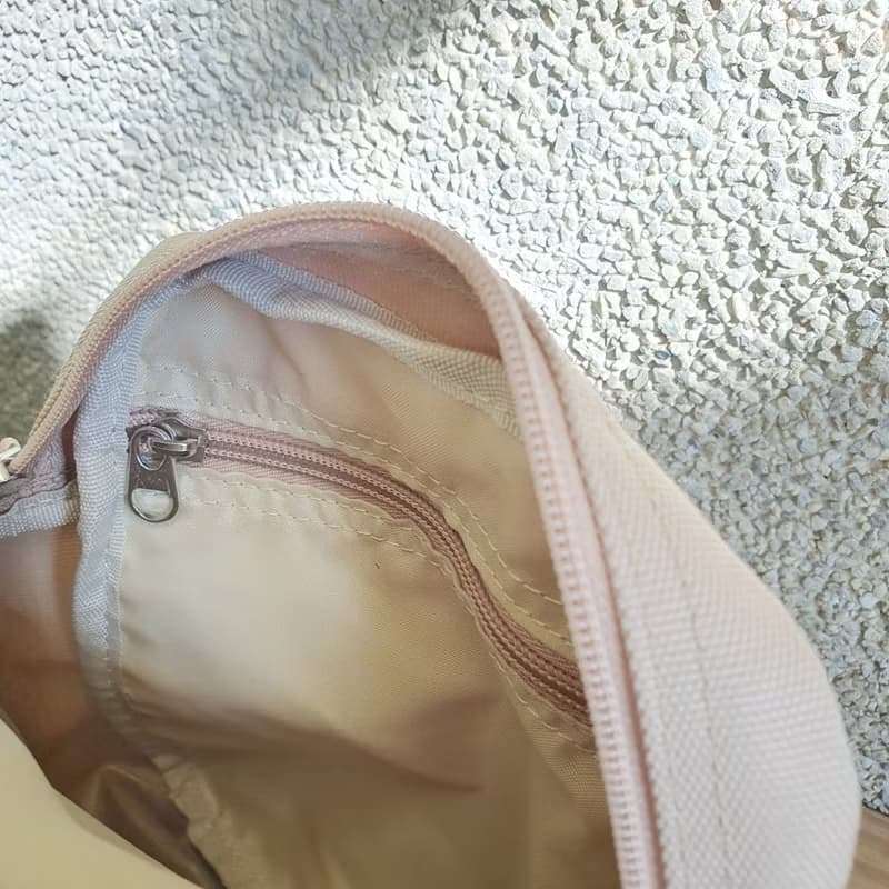 蔦咪啊 刺繡圖案中型防潑水尼龍包 斜背包 (卡其) / 柴犬 阿柴