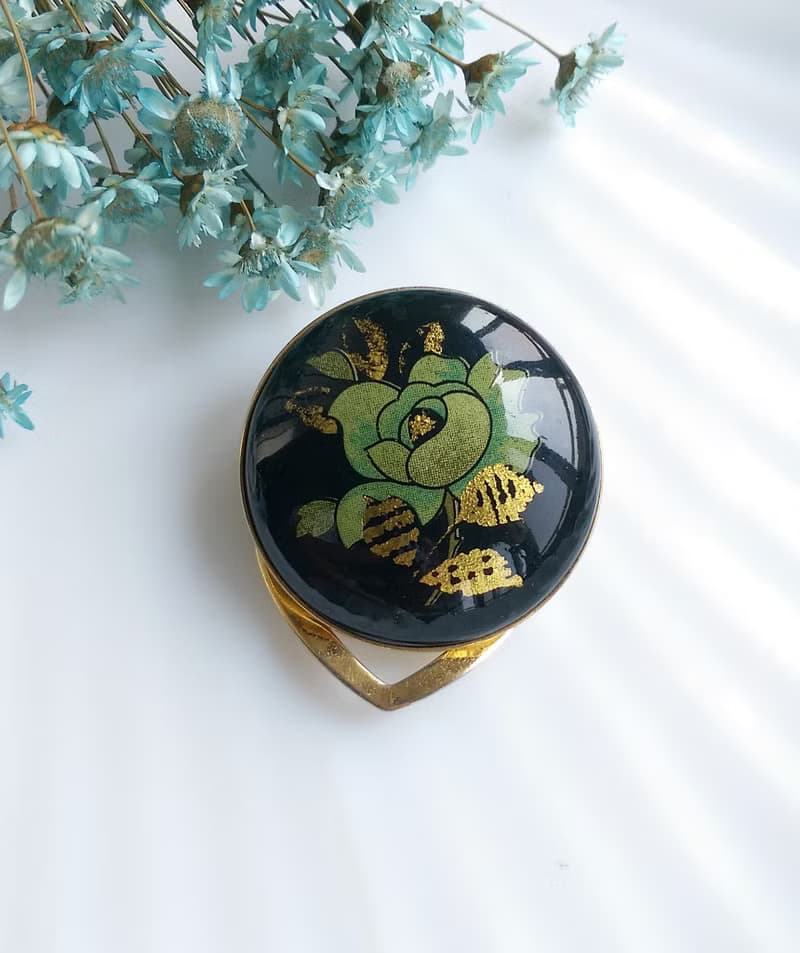 【西洋古董飾品】黑底 小巧 綠玫瑰 圍巾夾 絲巾扣 絲巾夾