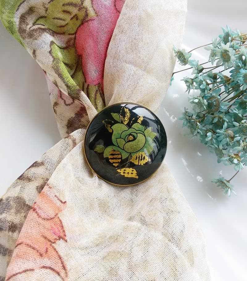【西洋古董飾品】黑底 小巧 綠玫瑰 圍巾夾 絲巾扣 絲巾夾