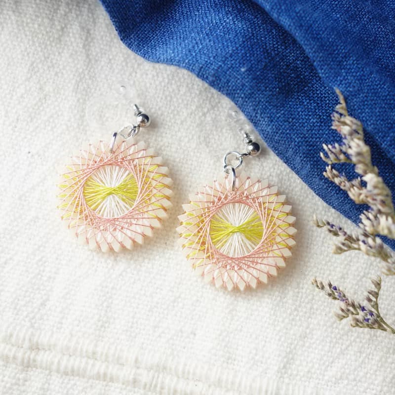 ハルジオンのイヤリング / ピアス / 絹糸 / 送料無料