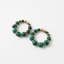 マラカイトとメタルビーズのフープイヤリング 夾式耳環