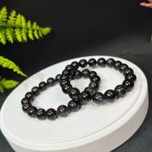 藍閃石共生石榴石手釧 10mm 飄金屬礦 煙花綻放 靈性冥想直覺