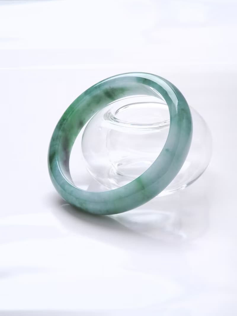 幽澗 | 糯冰種 / 翠綠飄花 / 平安鐲 / 手圍17 | 天然A貨翡翠玉鐲
