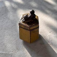 貓貓伸懶腰 / 六邊形蓋罐 / 陶 / 茶葉末釉