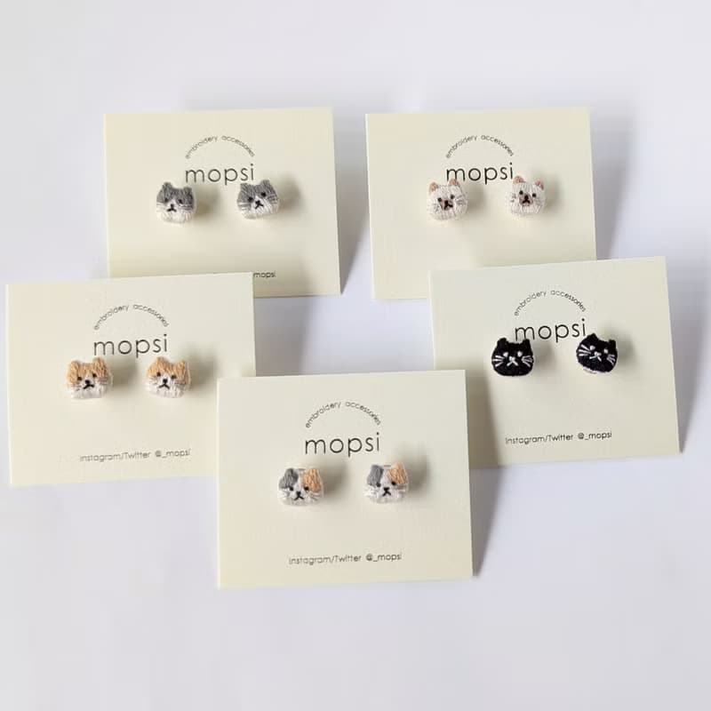 ねこの顔　刺繍ピアス/イヤリング